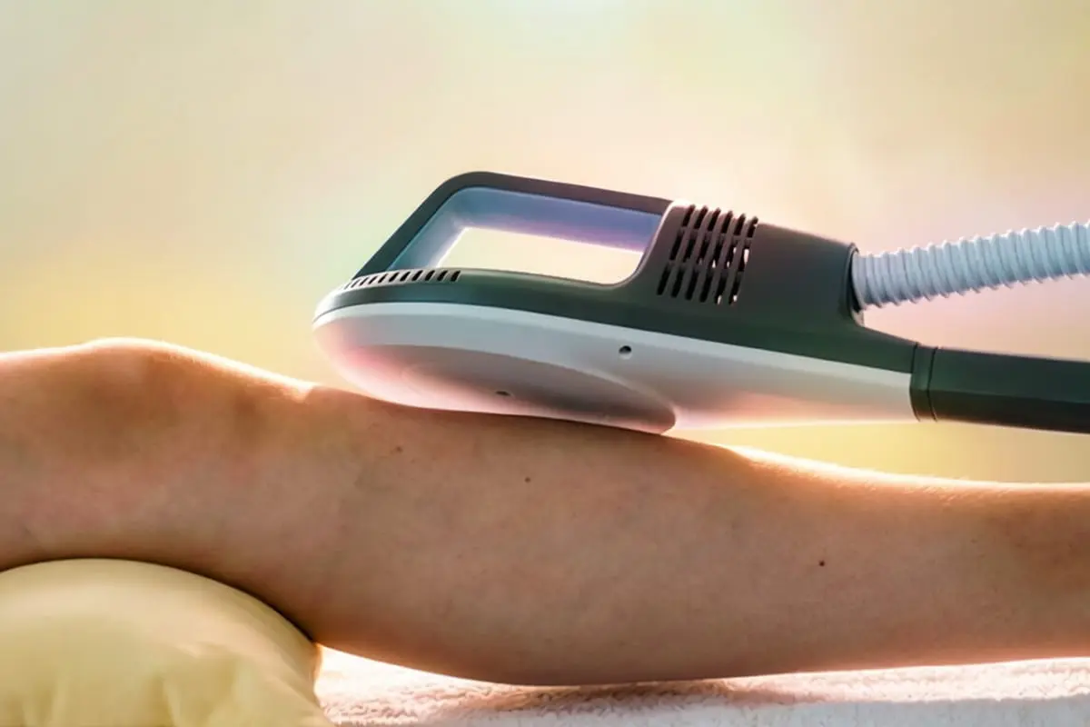 Physician explaining SIS electromagnetic therapy at PULSE TCM