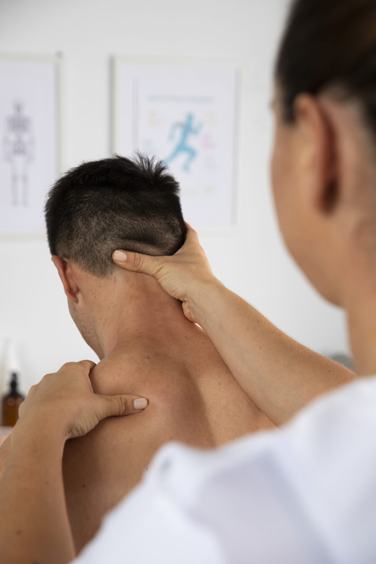 tuina massage on the neck